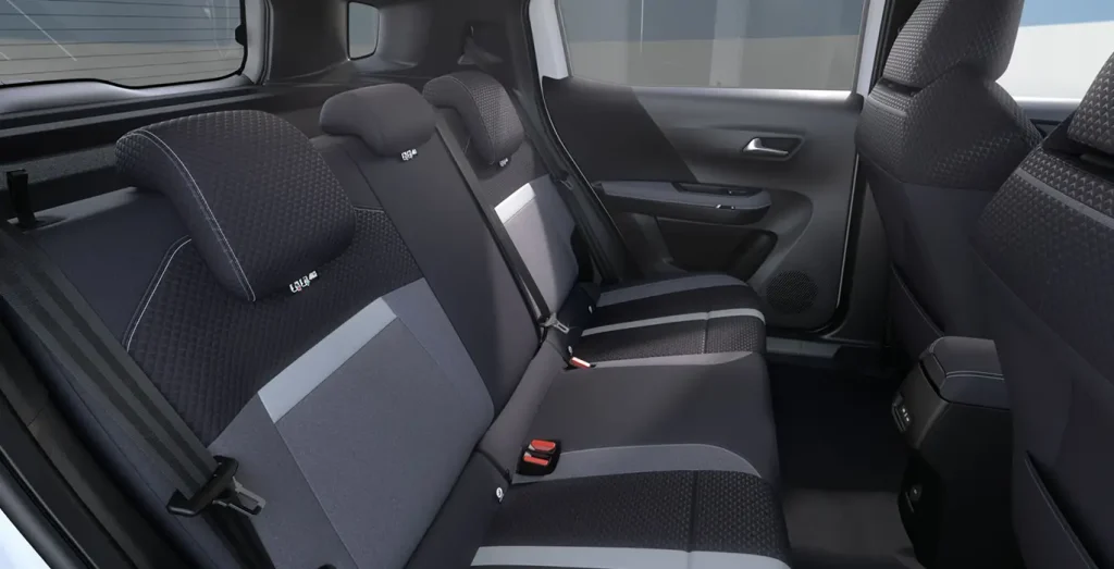 Opel-Frontera-GS-1.2T-XHT-Hybrid-eDCT6-81kW-interior-trasera-1.webp
