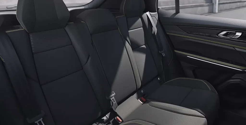 Lynk-Co-01-Core-interior-trasera